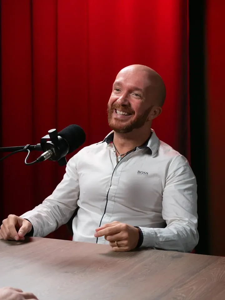 Alex Tumbarello mentre registra un podcast